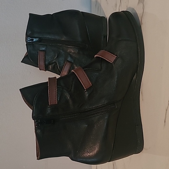 Eric Michael Lena Leather Black Brown Strappy Wedge Ankle Booties 7.5 Spain Chic - Picture 6 of 13